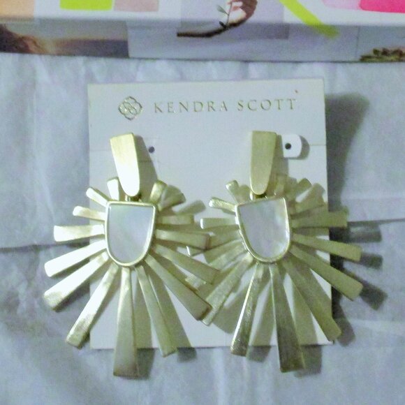 Kendra Scott Cambria Sunburst Mother of Pearl Drop Statement Earrings EUC - Picture 2 of 4